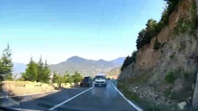 Artvin’de, yolcu minibüsü hatalı sollama yaparak karşı şeride geçti ve