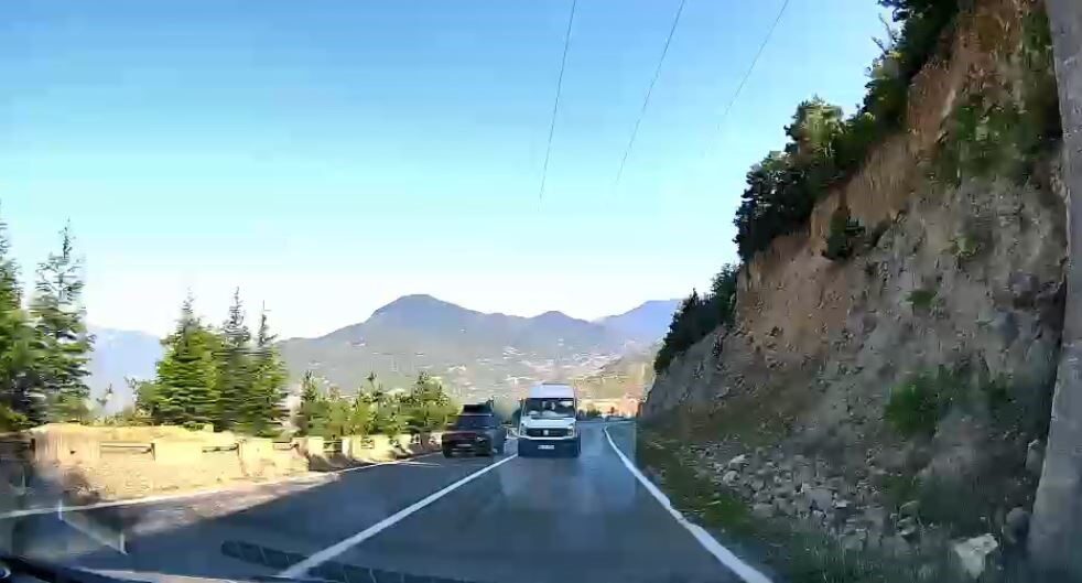 Artvin’de, yolcu minibüsü hatalı sollama yaparak karşı şeride geçti ve