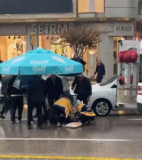 Bursa’nın Osmangazi ilçesinde bir yayaya araç çarptı. Yağmur altında kalan
