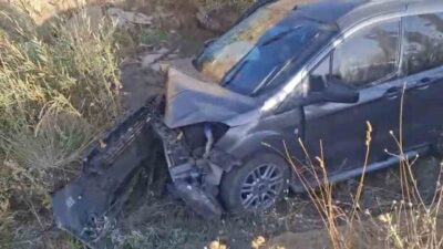 Hakkari’nin Yüksekova ilçesinde meydana gelen trafik kazasında, iki hafif ticari