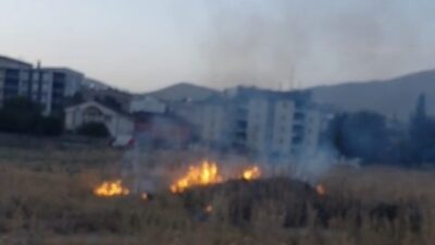 Hakkari’nin Yüksekova ilçesinde çıkan anız yangını, itfaiye ekiplerinin zamanında müdahalesiyle