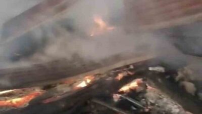 Hakkari’nin Yüksekova ilçesinde, iki gün önce odunluktan çıkıp çatıya sıçrayan