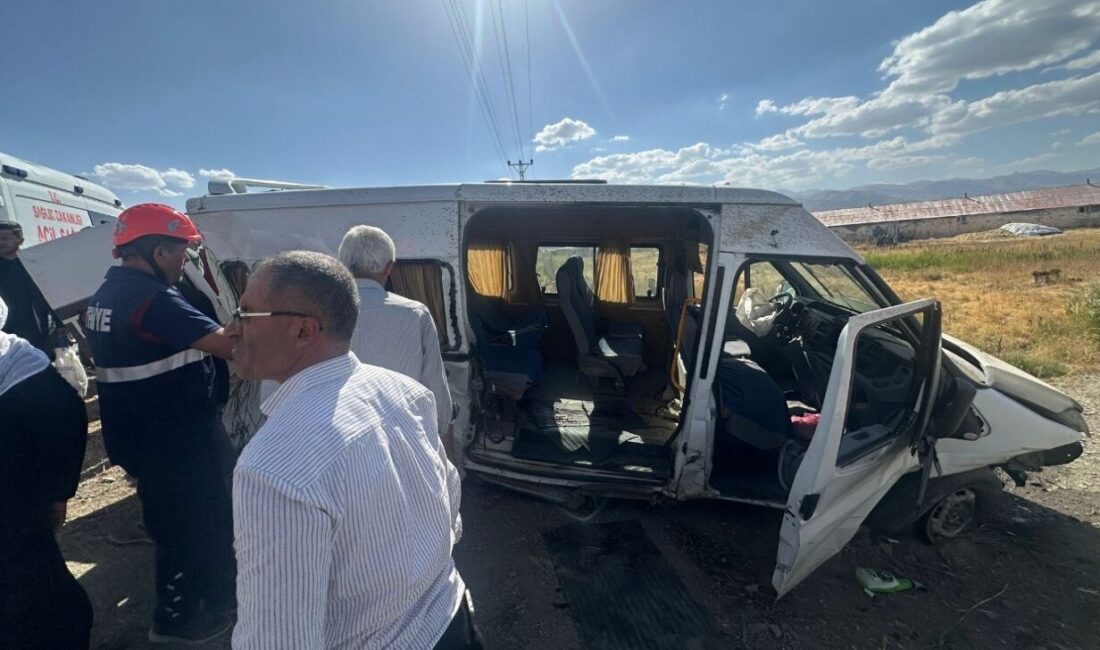 Hakkari’nin Yüksekova ilçesinde seyir halindeki bir minibüs, yol kenarında açık
