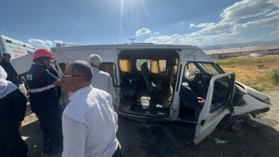 Hakkari’nin Yüksekova ilçesinde seyir halindeki bir minibüs, yol kenarında açık