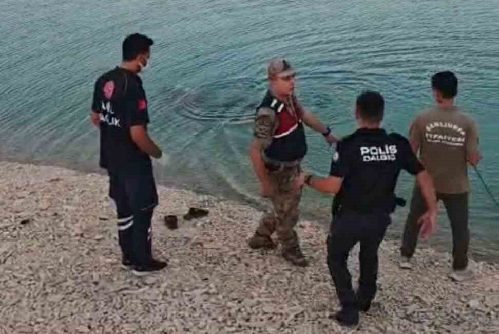 Şanlıurfa’da, Bozova ilçesine eğlenmeye giden bir genç, Atatürk Baraj Gölü’nde