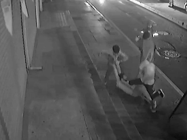 Zeytinburnu’nda yaşanan olayda, bir adam iddiaya göre abisiyle alacak meselesi