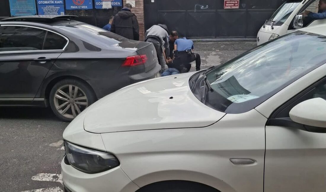 Zeytinburnu, İstanbul’da polis ekipleri tarafından yapılan çalışmalar sırasında durdurulan bir