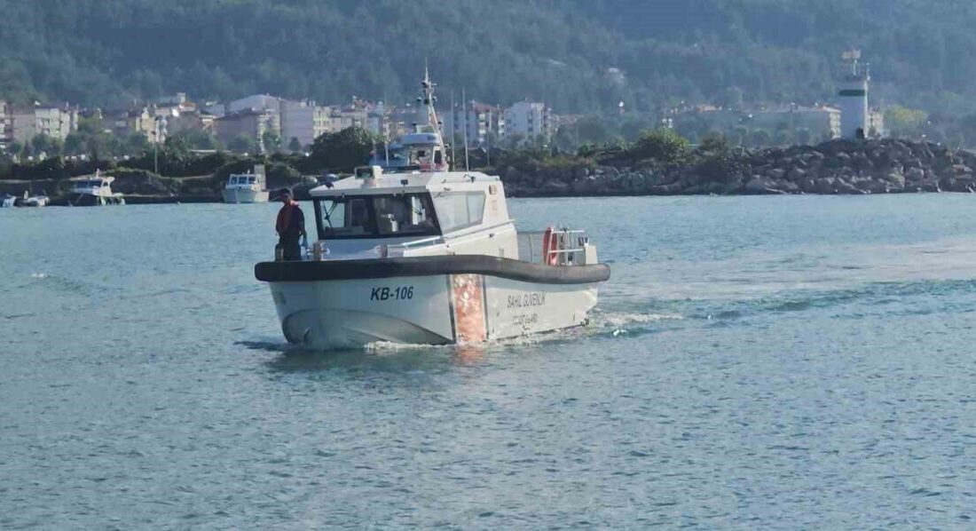 Cide, Kastamonu ilçesinde bir vatandaşın zıpkınla balık avlamak için Karadeniz’e