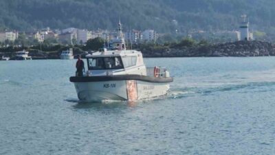 Cide, Kastamonu ilçesinde bir vatandaşın zıpkınla balık avlamak için Karadeniz’e