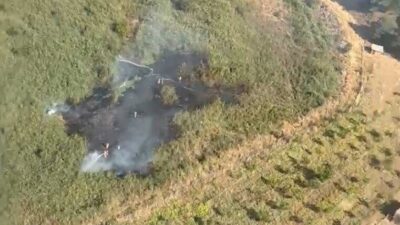 Denizli’nin Pamukkale ilçesindeki tarım arazisinde çıkan yangın, hava ve karadan