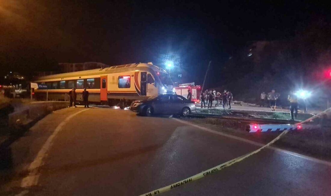Zonguldak’ta bir yolcu treni, hemzemin geçitten geçmeye çalışan bir otomobille