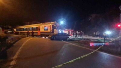 Zonguldak’ta bir yolcu treni, hemzemin geçitten geçmeye çalışan bir otomobille