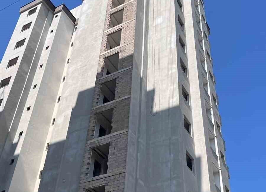 Adana’da, Mithatpaşa Mahallesi’nde bulunan bir inşaatın 11. katındaki iskelede sıkışan