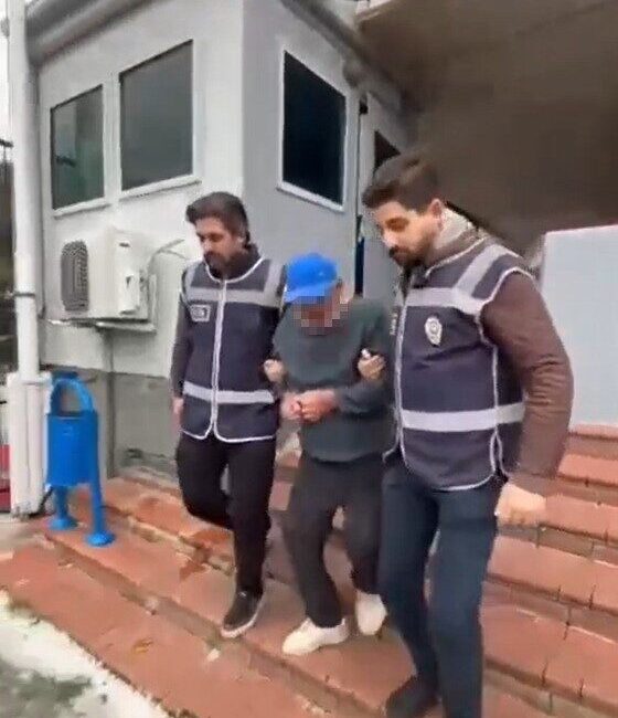Adana’da aranmakta olan bir kişi, çalıntı araçla seyir halindeyken yakalandı.
