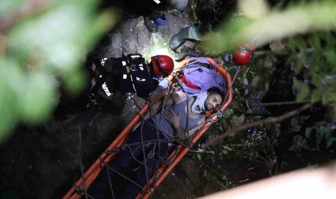 Antalya’da 25 metre yükseklikteki tahta köprüden kayalık alana düşerek yaralanan