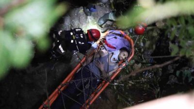 Antalya’da 25 metre yükseklikteki tahta köprüden kayalık alana düşerek yaralanan