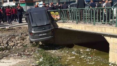 Afyonkarahisar’da meydana gelen zincirleme trafik kazasında 3 araç birbirine çarptı