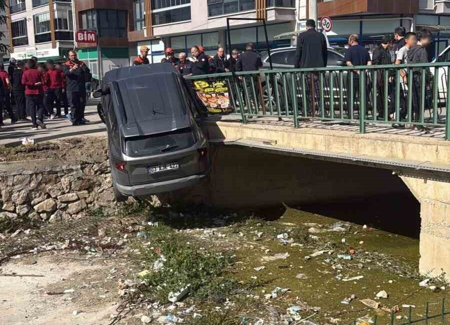 Afyonkarahisar’da meydana gelen zincirleme trafik kazasında 3 araç birbirine çarptı