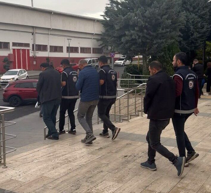 Nevşehir’de polis ekipleri tarafından gerçekleştirilen göçmen kaçakçılığı operasyonunda, Ağrı’dan Aksaray’a