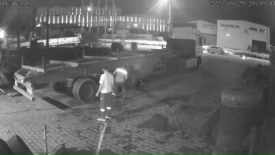 Hatay ilinde meydana gelen trafik kazasında, bir otomobilin çarptığı motosiklette