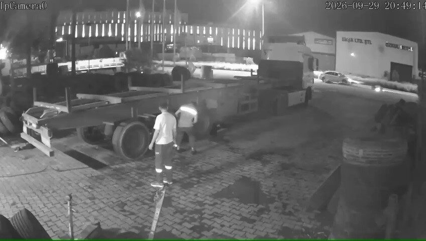 Hatay ilinde meydana gelen trafik kazasında, bir otomobilin çarptığı motosiklette
