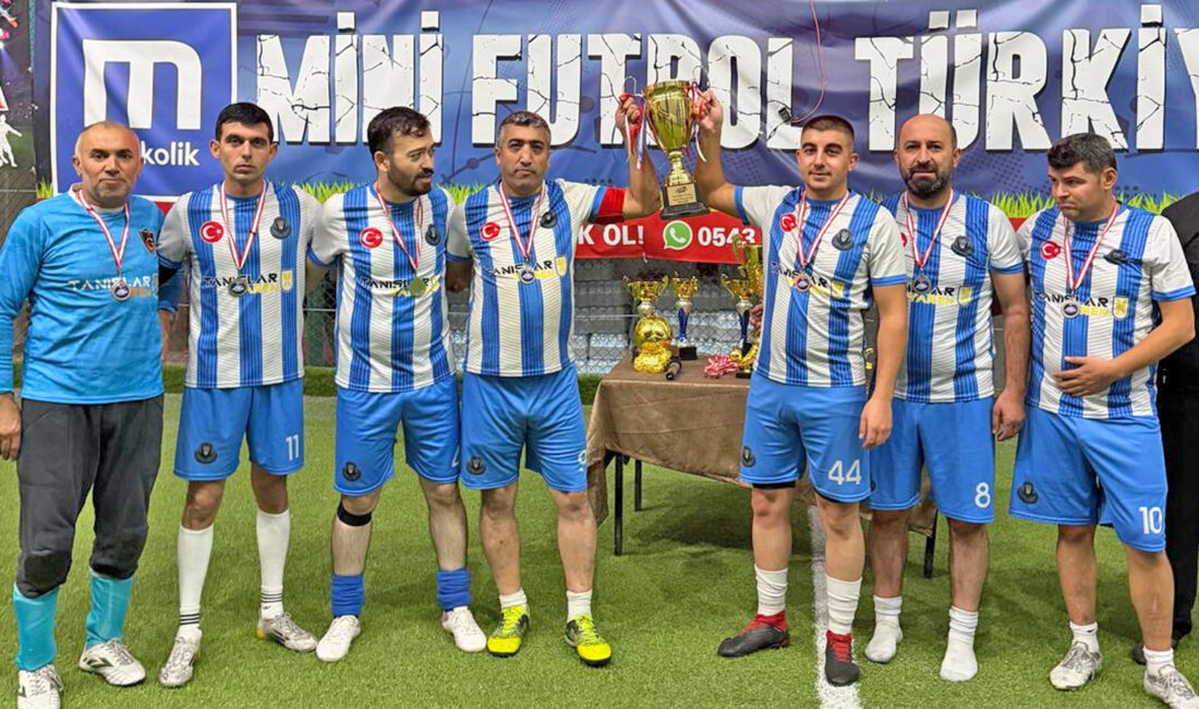 Yozgat’ta düzenlenen Kurumlar Arası Mini Futbol Turnuvası, kıran kırana geçen