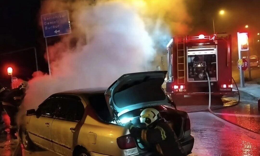 Denizli’nin Acıpayam ilçesinde bir otomobilde yangın çıkması sonucu, itfaiye ekiplerinin