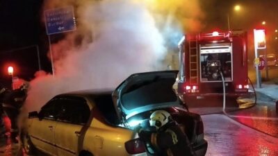 Denizli’nin Acıpayam ilçesinde bir otomobilde yangın çıkması sonucu, itfaiye ekiplerinin