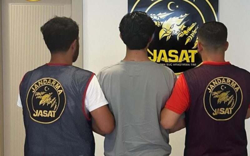 Adana’da kaçak durumda olan bir kişi, 17 ayrı dolandırıcılık ve