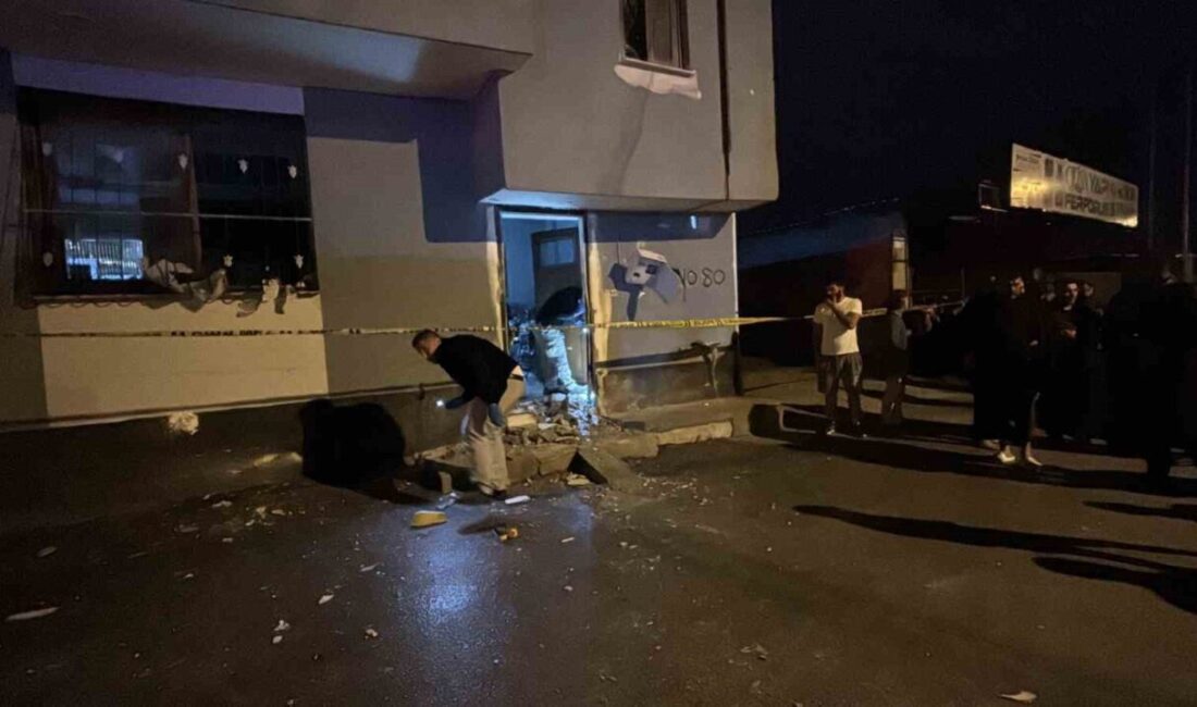 Adana’da, 2’si çocuk 5 kişinin bulunduğu bir eve, kimliği belirsiz