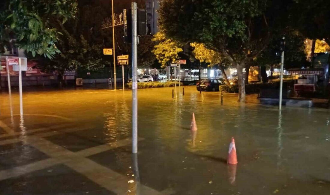 Adana’da yaklaşık 45 dakika süren şiddetli yağmur sonrasında ana caddeler