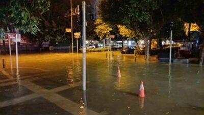 Adana’da yaklaşık 45 dakika süren şiddetli yağmur sonrasında ana caddeler