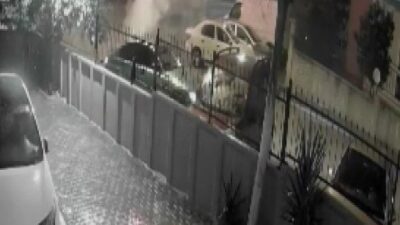 Adana’da iki araçla gelen şahısların yola bıraktıkları havai fişek kutusunu