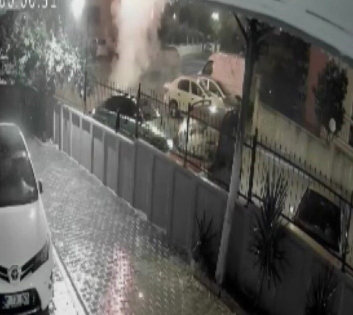 Adana’da iki araçla gelen şahısların yola bıraktıkları havai fişek kutusunu