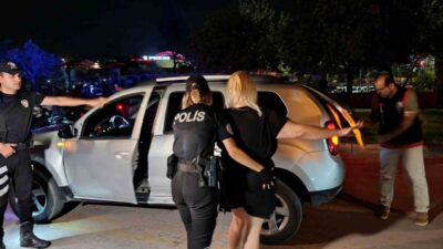 Adana’da polis ekipleri tarafından yapılan huzur ve güven uygulamasında, çeşitli