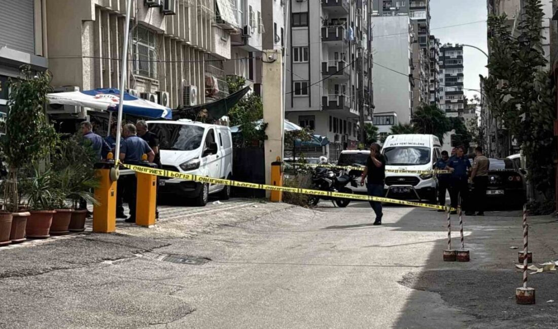 Adana’da bir iş yerinin önünde oturan 2 kişi, kimliği belirsiz