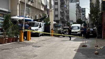 Adana’da bir iş yerinin önünde oturan 2 kişi, kimliği belirsiz