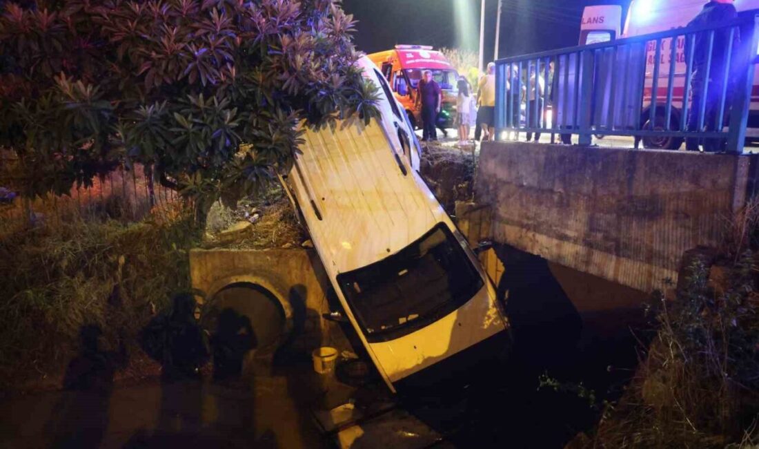 Kozan ilçesinde etkili olan yoğun yağışlar sebebiyle kayganlaşan yolda bir