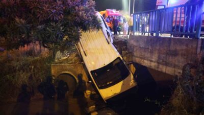 Kozan ilçesinde etkili olan yoğun yağışlar sebebiyle kayganlaşan yolda bir