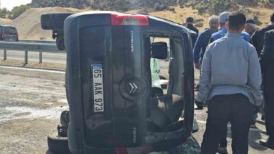 Bitlis’in Adilcevaz ilçesinde meydana gelen trafik kazasında, kamyonetin devrilmesi sonucu