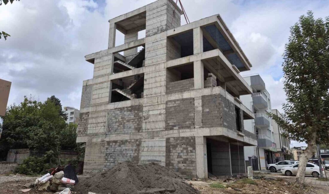 Adıyaman’da 4 katlı binanın 3. katından düşen işçi ağır yaralandı.