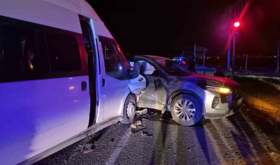 Adıyaman’da meydana gelen trafik kazasında minibüs ile otomobil çarpıştı ve