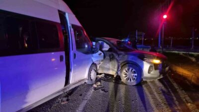 Adıyaman’da meydana gelen trafik kazasında minibüs ile otomobil çarpıştı ve