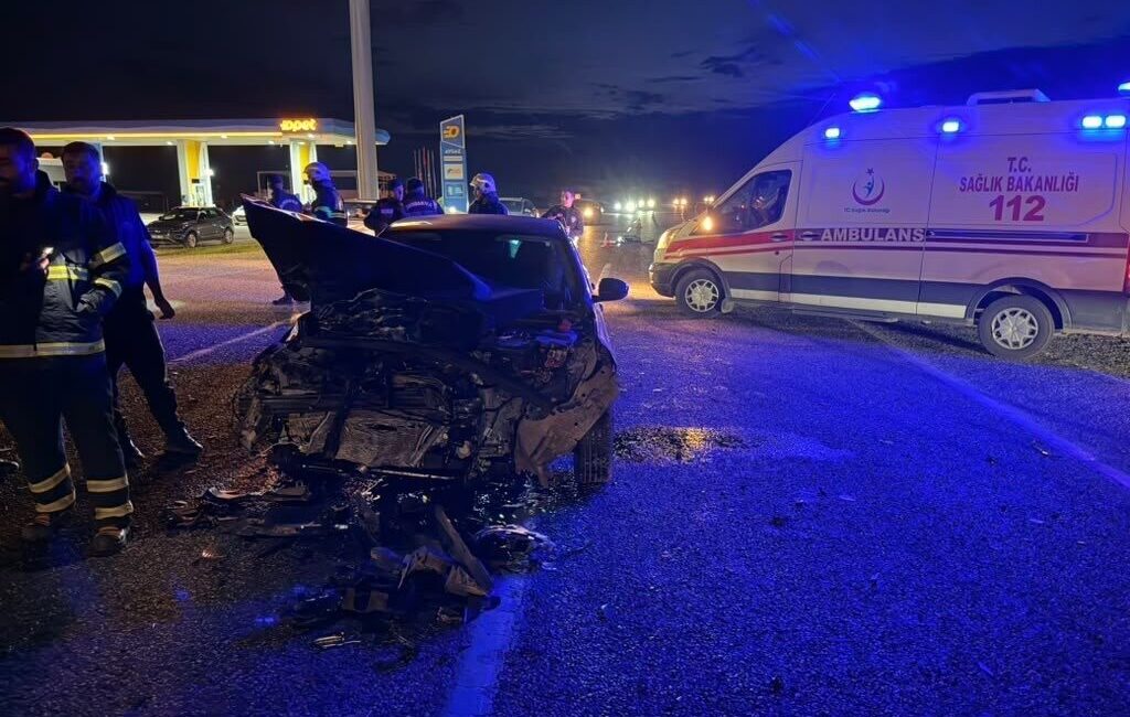 Adıyaman’ın Kahta ilçesinde otomobil ile kamyonetin çarpışması sonucu meydana gelen