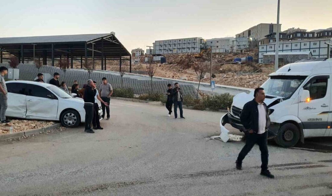 Adıyaman’da yaşanan bir trafik kazasında minibüs ile otomobilin çarpışması sonucunda