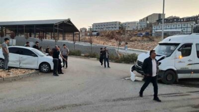 Adıyaman’da yaşanan bir trafik kazasında minibüs ile otomobilin çarpışması sonucunda