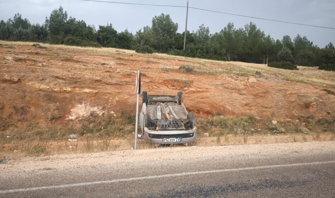 Adıyaman’ın Besni ilçesinde takla atarak ters dönen otomobildeki 2 kişi