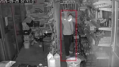 Besni ilçesinde bulunan bir konteyner markete giren şahıs, kasadaki parayı