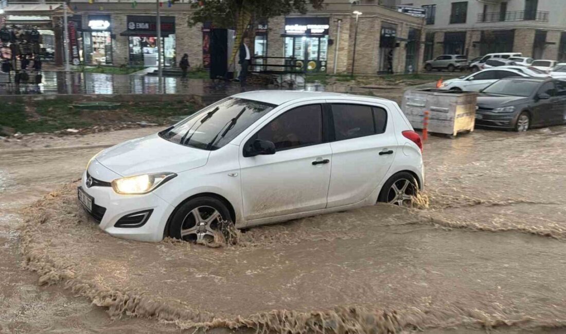 Adıyaman’da beklenmedik bir şekilde başlayan şiddetli yağmur, cadde ve sokakların