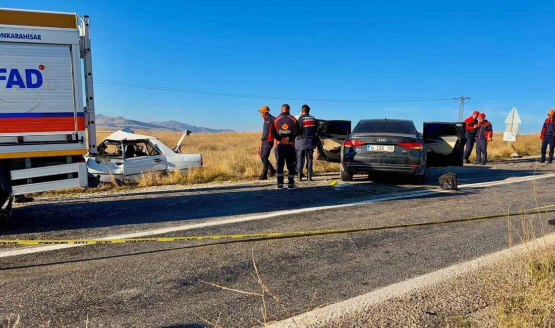 Afyonkarahisar’ın Emirdağ ilçesinde meydana gelen trafik kazasında, iki otomobilin çarpışması